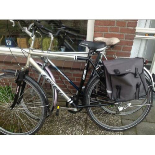 2 heren fietsen