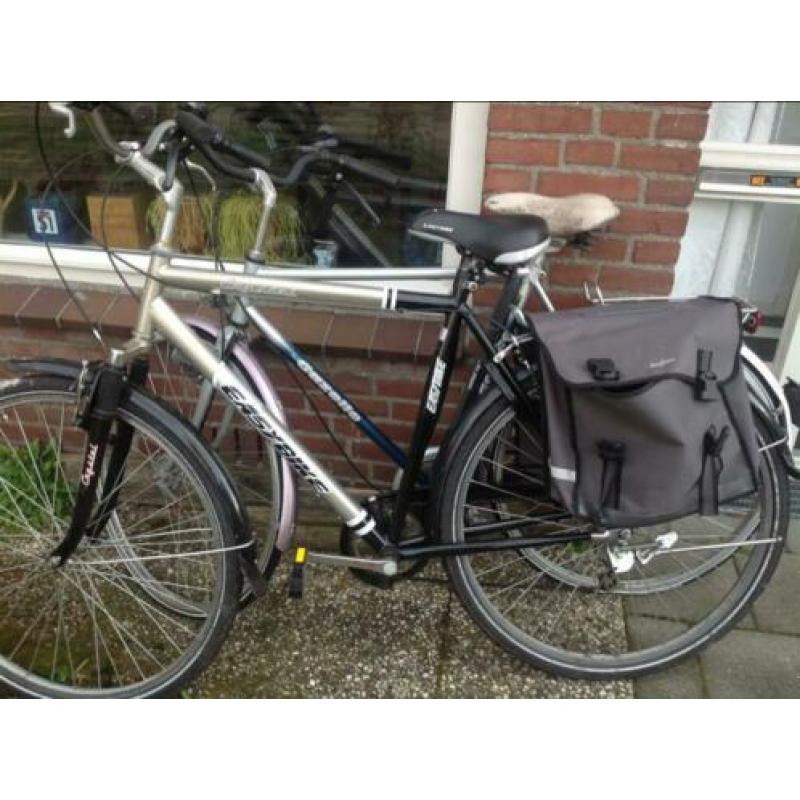 2 heren fietsen