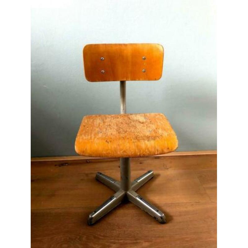 Vintage schooltafel en stoeltje