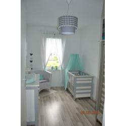 Babykamer ledikant matras bodem kledingkast commode lamp