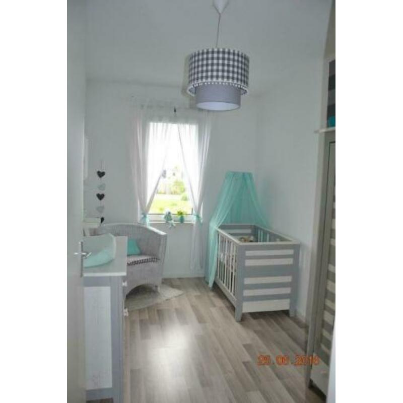 Babykamer ledikant matras bodem kledingkast commode lamp