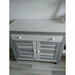 Babykamer ledikant matras bodem kledingkast commode lamp