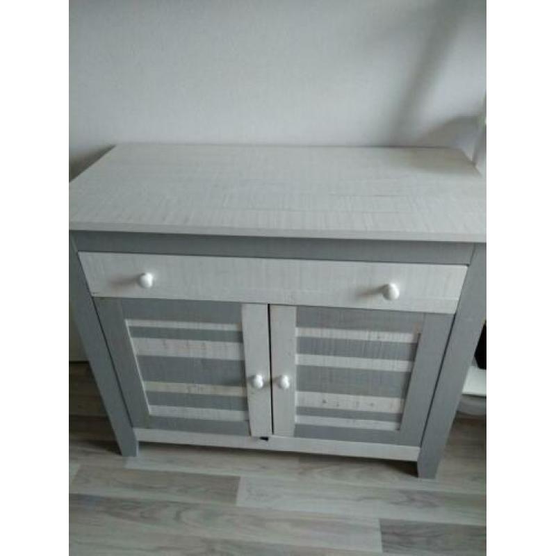 Babykamer ledikant matras bodem kledingkast commode lamp