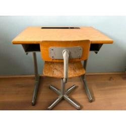 Vintage schooltafel en stoeltje