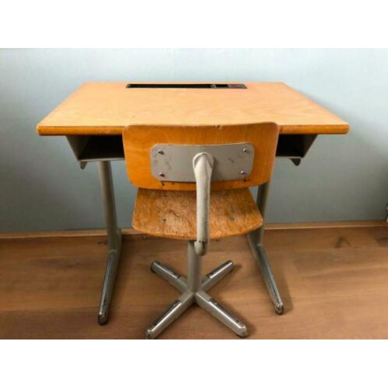 Vintage schooltafel en stoeltje