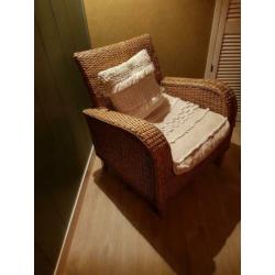 Leuke fauteuil van riet. Zeer stevig.