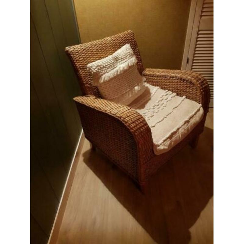 Leuke fauteuil van riet. Zeer stevig.