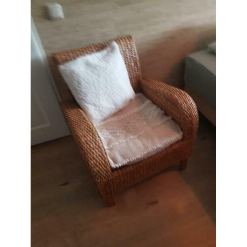 Leuke fauteuil van riet. Zeer stevig.