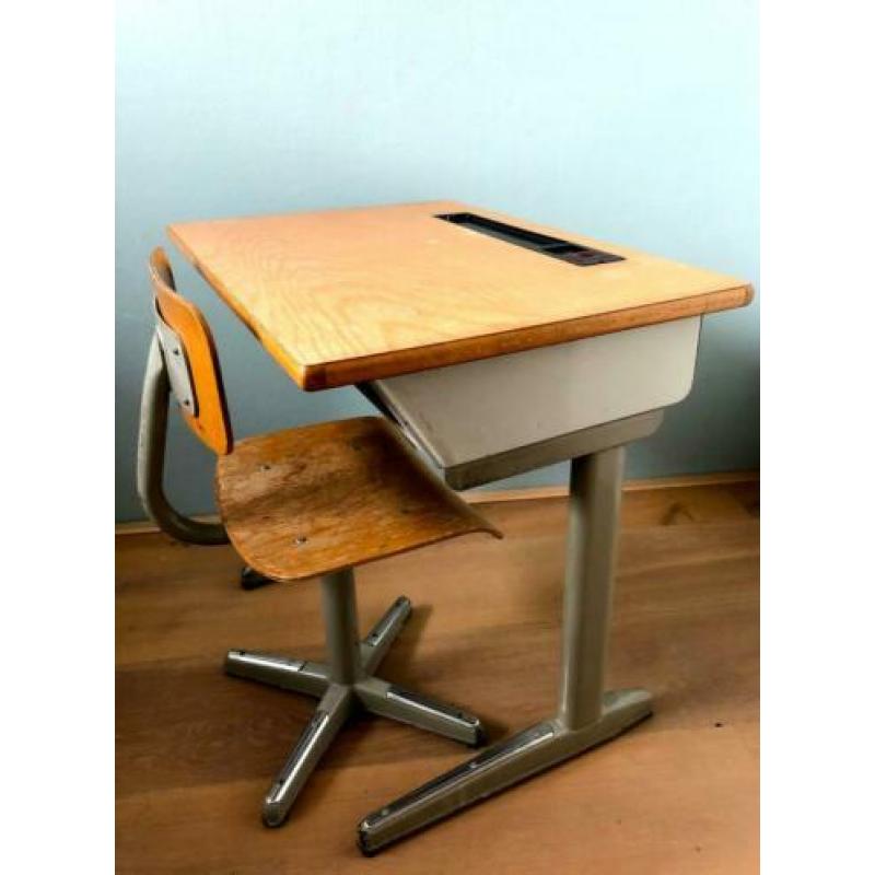 Vintage schooltafel en stoeltje