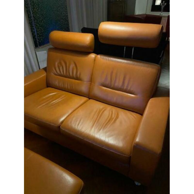 cognac kleurige leren bank en hocker