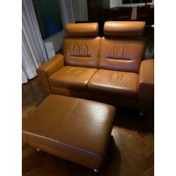 cognac kleurige leren bank en hocker