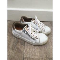 In prima staat! Witte leren sneakers van Bullboxer, maat 30
