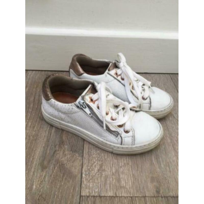 In prima staat! Witte leren sneakers van Bullboxer, maat 30