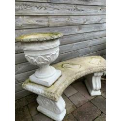 Romantisch tuinbanken met bloemenpot