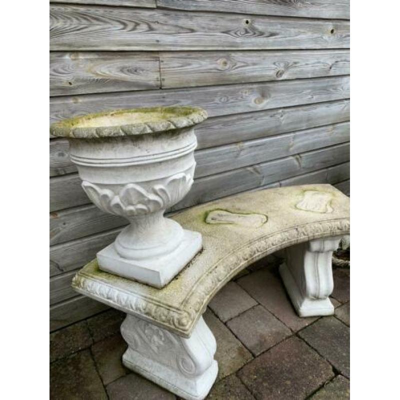 Romantisch tuinbanken met bloemenpot