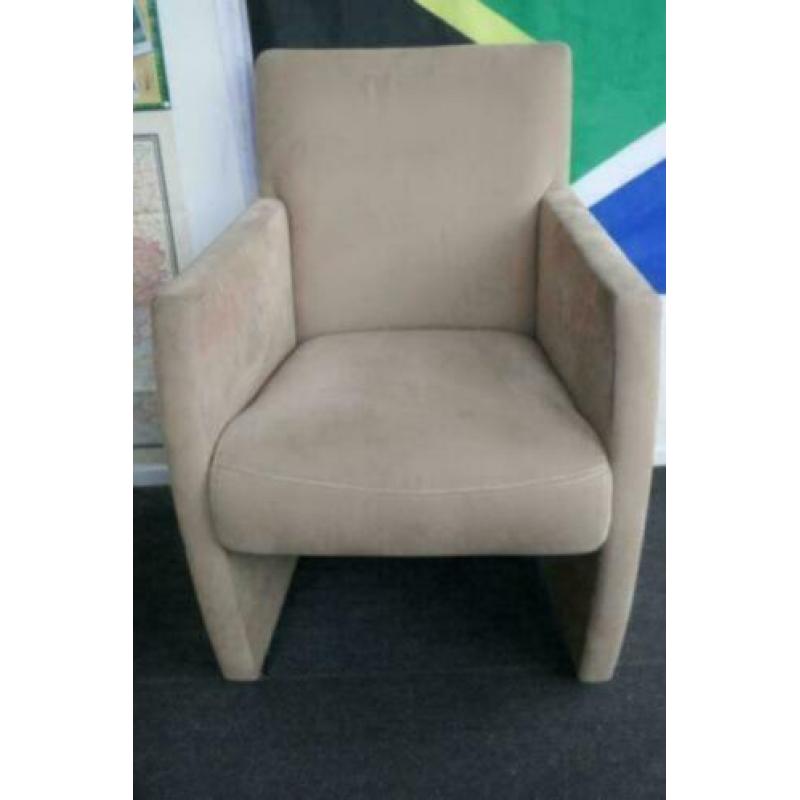 twee stoelen / fauteuils op wieltjes