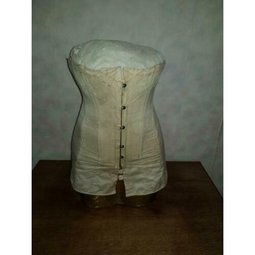 Oude papier maché buste met antiek corset * schapenweide *