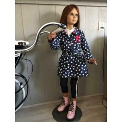 Meisjes etalage pop