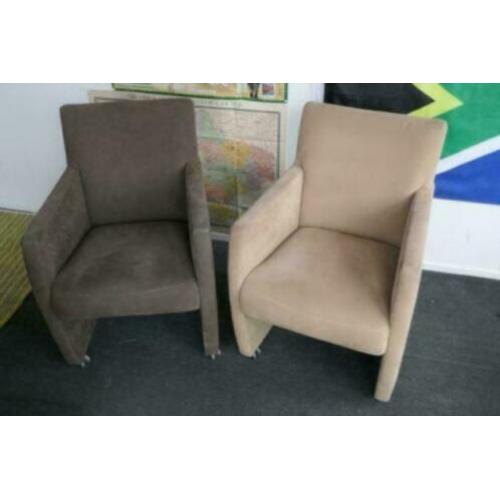 twee stoelen / fauteuils op wieltjes
