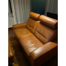 cognac kleurige leren bank en hocker