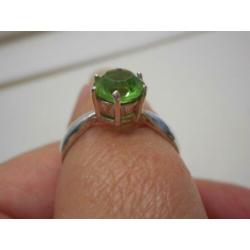 Zilveren ring met groene steen op hoge zetting nr.1293