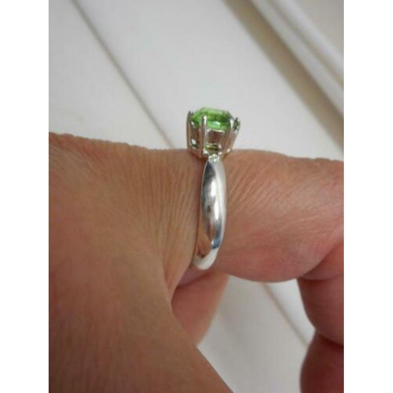 Zilveren ring met groene steen op hoge zetting nr.1293