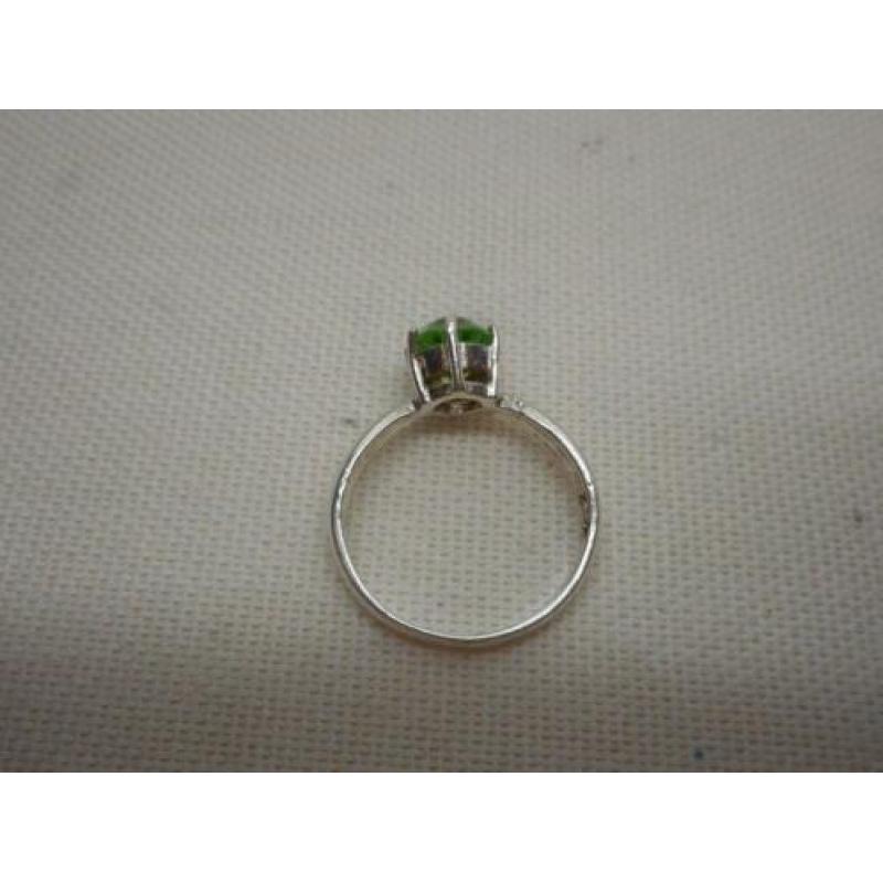 Zilveren ring met groene steen op hoge zetting nr.1293