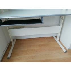 bureau wit, verstelbaar met kabelgoot en bureaustoel