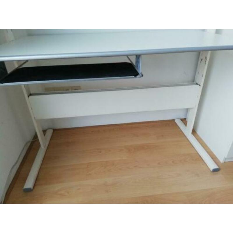 bureau wit, verstelbaar met kabelgoot en bureaustoel