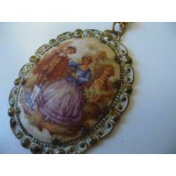Vintage kett.+ hanger met romantisch tafereel(glastechniek)