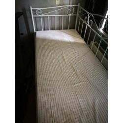 Eenpersoons bed met bodem en matras
