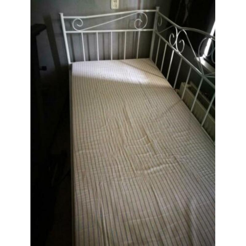 Eenpersoons bed met bodem en matras