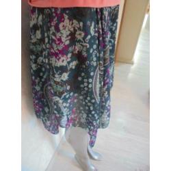 leuke jurk shirt en rok aan 1 stuk maat M