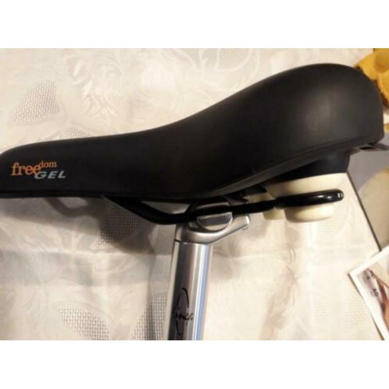 gelzadel gazelle met stang merk linea kleur zwart