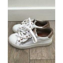 In prima staat! Witte leren sneakers van Bullboxer, maat 30