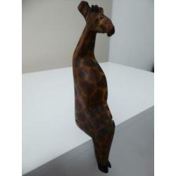 2 zittende houten giraffen (nr 19)