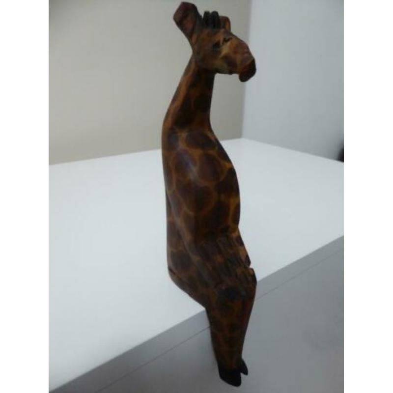 2 zittende houten giraffen (nr 19)
