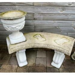 Romantisch tuinbanken met bloemenpot