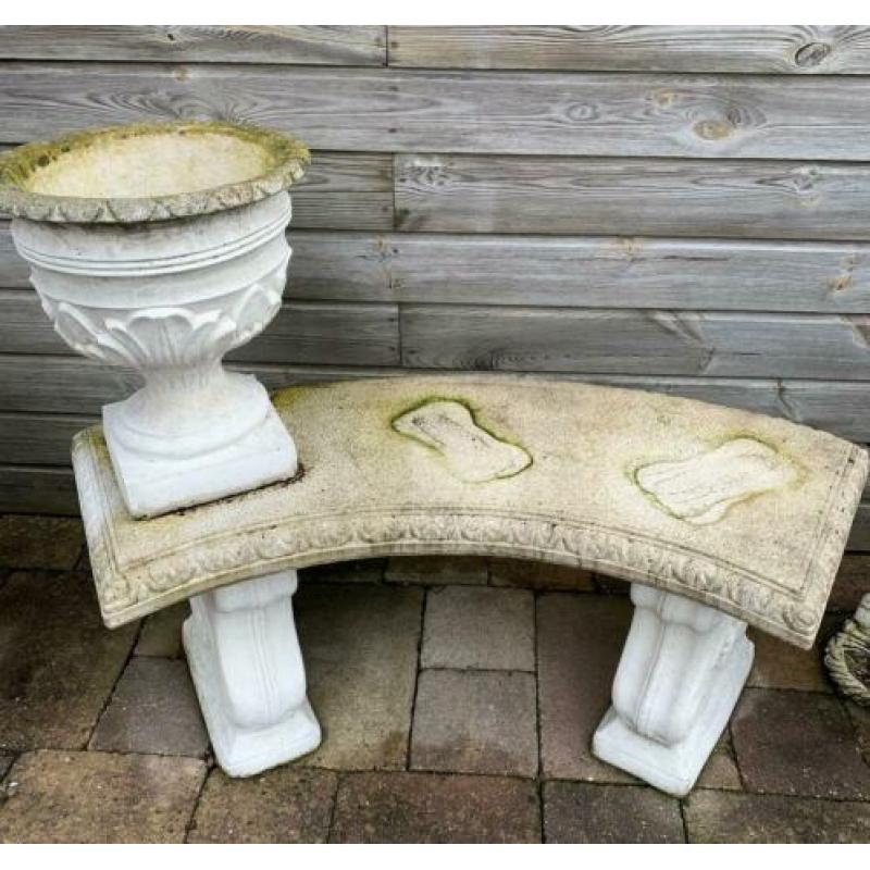 Romantisch tuinbanken met bloemenpot