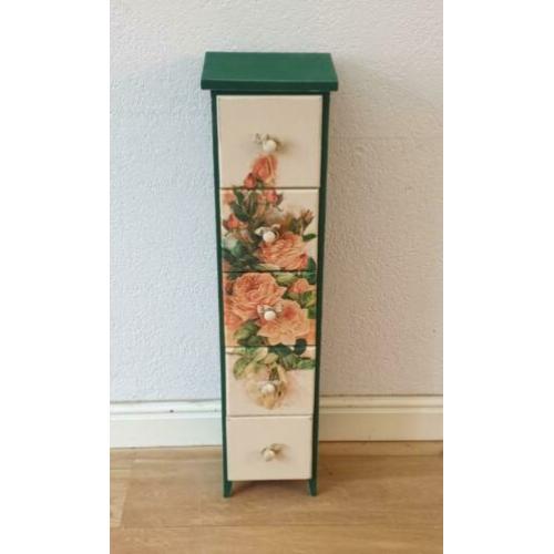 Een groen met crème kleurig ladekastje, 5 lades, rozendecor