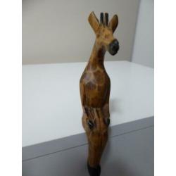 2 zittende houten giraffen (nr 19)