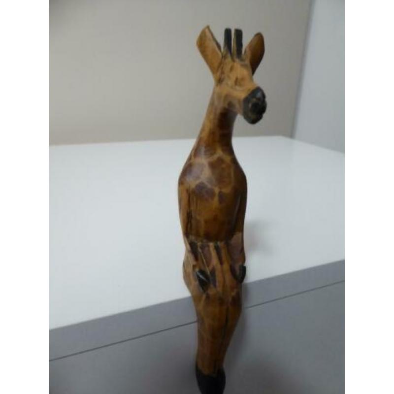 2 zittende houten giraffen (nr 19)