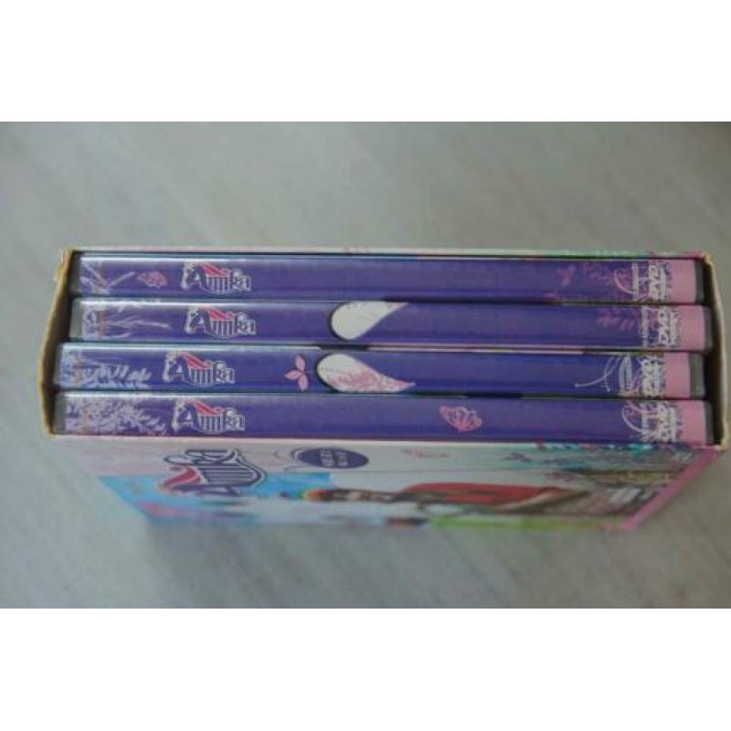 AMIKA == Het Eerste Seizoen == 4DVDbox