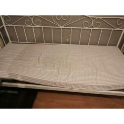 Eenpersoons bed met bodem en matras
