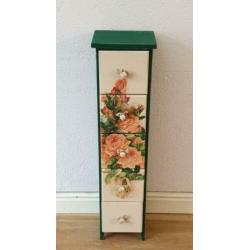 Een groen met crème kleurig ladekastje, 5 lades, rozendecor
