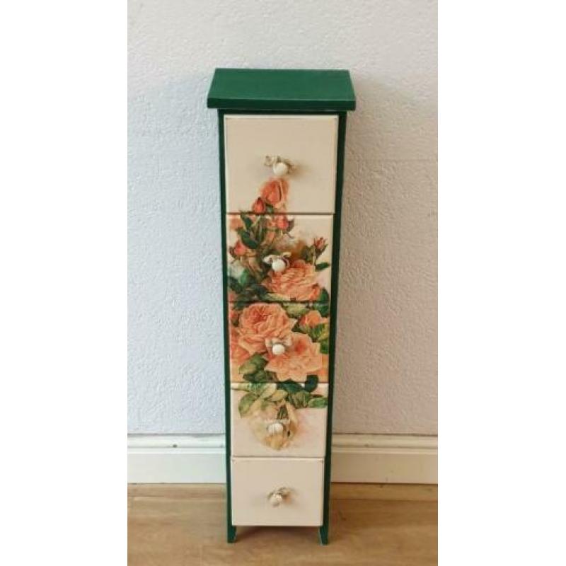 Een groen met crème kleurig ladekastje, 5 lades, rozendecor