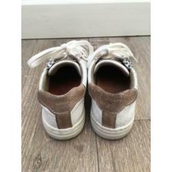 In prima staat! Witte leren sneakers van Bullboxer, maat 30