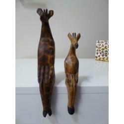 2 zittende houten giraffen (nr 19)