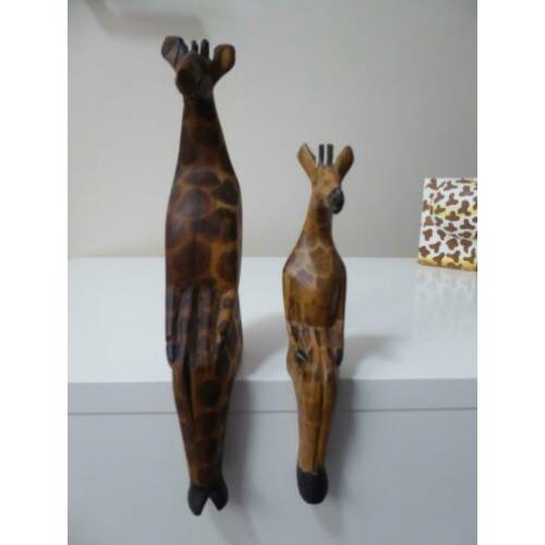 2 zittende houten giraffen (nr 19)