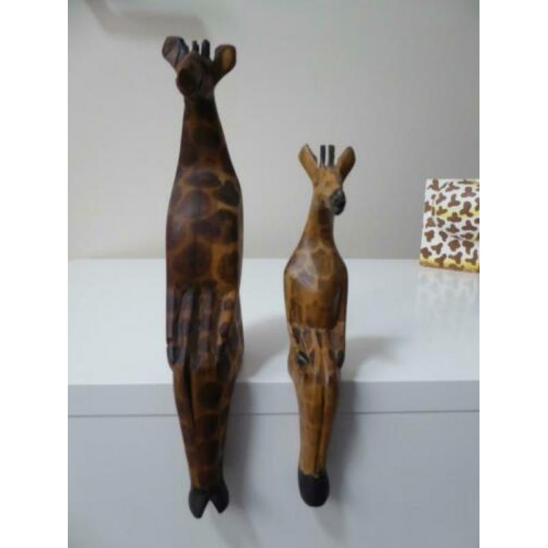2 zittende houten giraffen (nr 19)